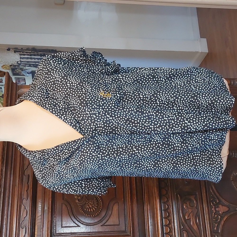 JUICY COUTURE black and white, sleeveless blouse. Size M.  NWOT
